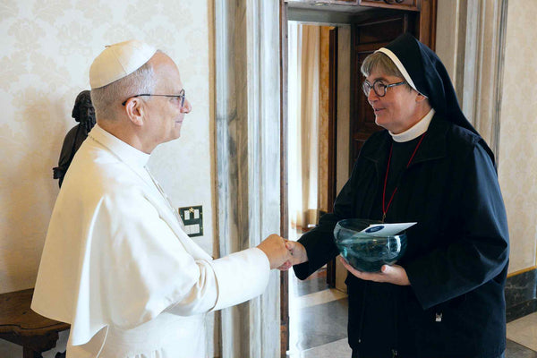 Pave Leo XIV modtog en unika-skål